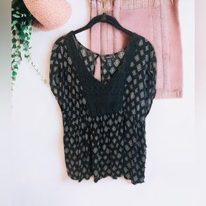 Torrid women’s black & white short sleeve blouse size 00